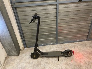 Patinete eléctrico negro