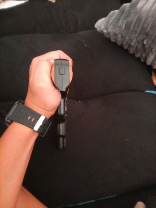 Pistola de juguete con cachas naranjas