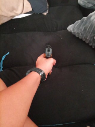 Pistola de juguete con cachas naranjas