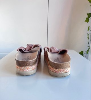 Sandalias rosas con lazo