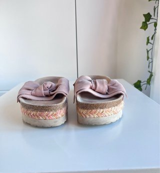 Sandalias rosas con lazo