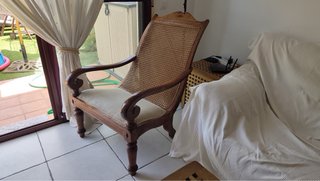 Butaca sillón de mimbre y madera.