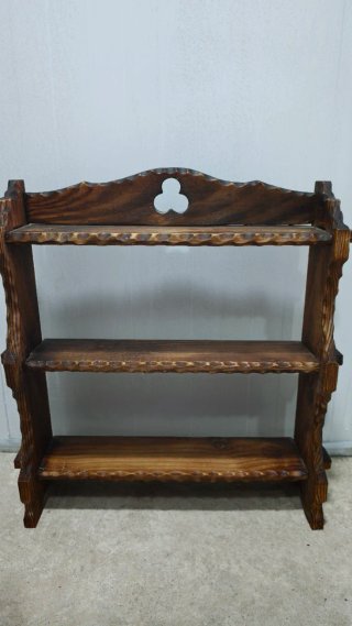 Estantería de madera rústica