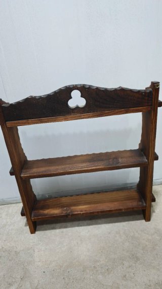 Estantería de madera rústica