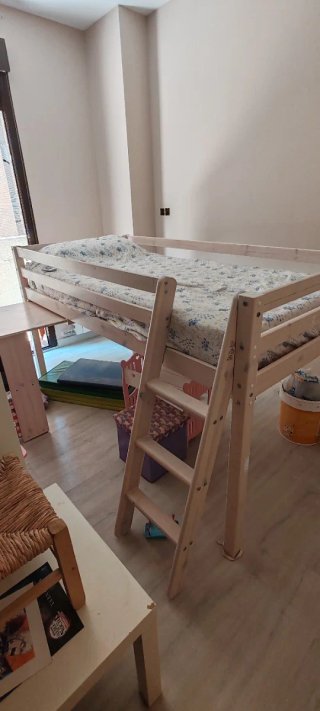 Cama alta infantil madera con escritorio