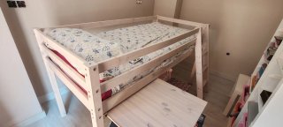 Cama alta infantil madera con escritorio
