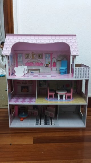 Casa de muñecas rosa de 3 plantas