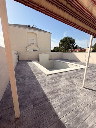 Piscina de hormigón con cascada