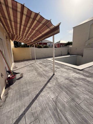Piscina de hormigón con cascada
