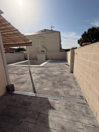 Piscina de hormigón con cascada