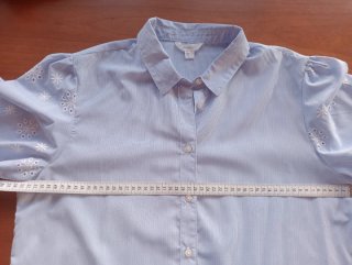 Camisa azul con mangas  bordadas y caladas
