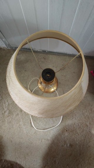 Lámpara de mesa beige y dorada