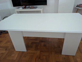 Mesa elevable blanca con almacenamiento