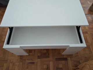 Mesa elevable blanca con almacenamiento