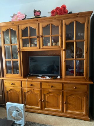 Mueble de madera con vitrina