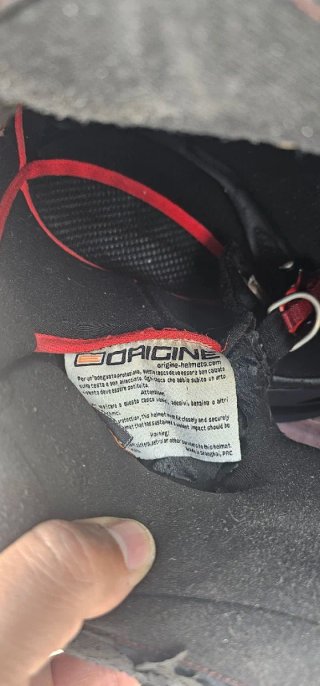 Casco integral negro y rojo