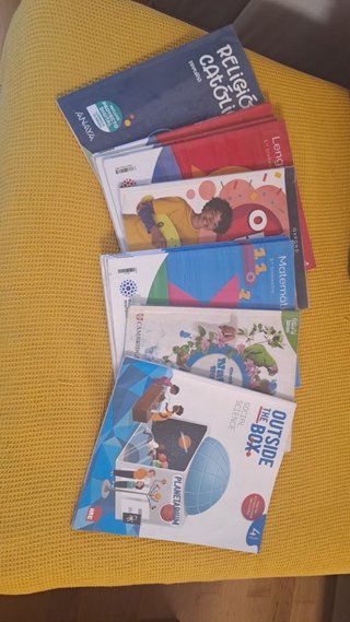Libros cuarto primaria ceip santo Tomás Ávila