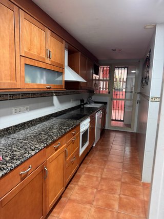 Cocina completa con electrodomésticos.