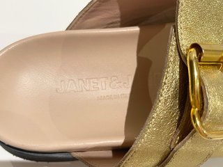 Sandalias piel dorada con hebilla Janet & Janet 39