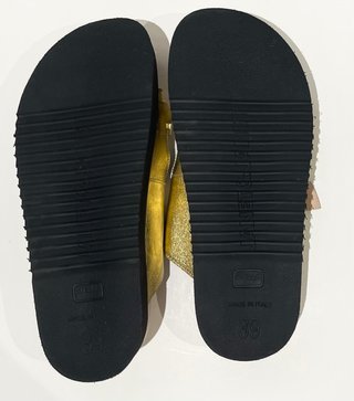 Sandalias piel dorada con hebilla Janet & Janet 39