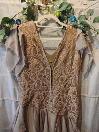 Vestido de Fiesta Champagne Encaje Asimétrico