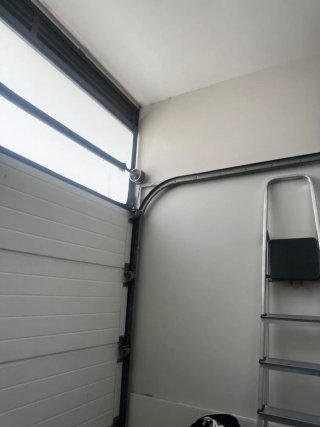 Portón Eléctrico Negro