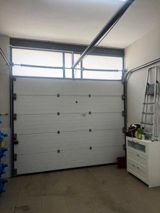 Portón Eléctrico Negro