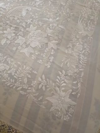 Mantón Seda Bordada a mano Marfil Crudo.