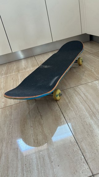 Skate azul con diseño de anime