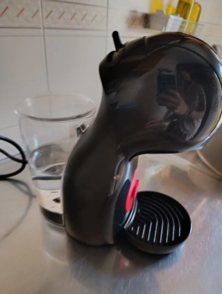 Cafetera Nescafé Dolce Gusto Negra y porta cápsula