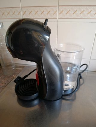 Cafetera Nescafé Dolce Gusto Negra y porta cápsula