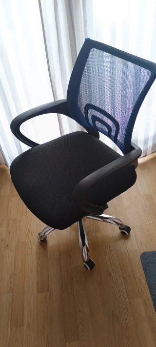 Silla de oficina juvenil negra y azul