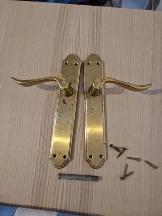 Manillas de puerta doradas