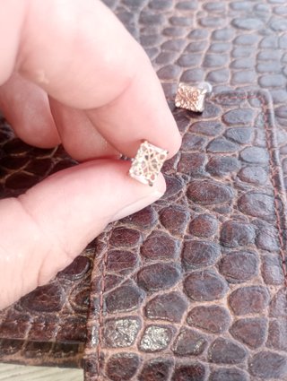 Pendientes mini logo Loewe dorados.