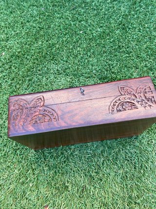 Caja de madera decorada con luna y estrellas