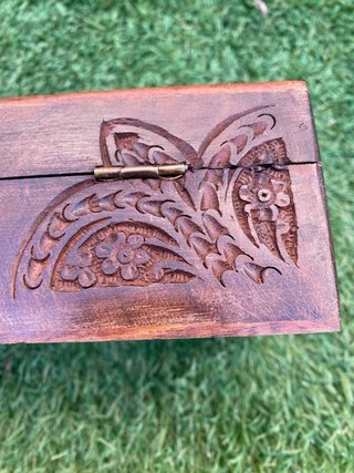 Caja de madera decorada con luna y estrellas