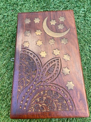 Caja de madera decorada con luna y estrellas