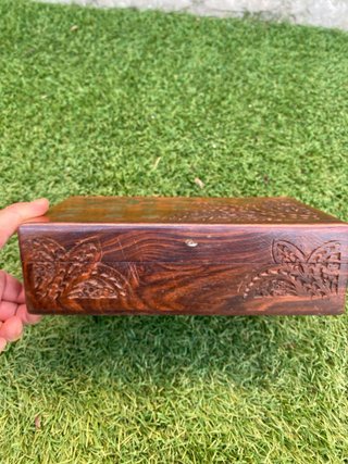 Caja de madera decorada con luna y estrellas