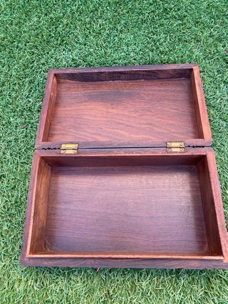 Caja de madera decorada con luna y estrellas