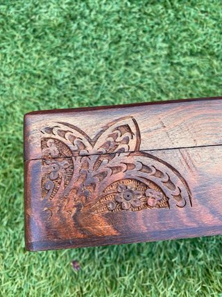 Caja de madera decorada con luna y estrellas