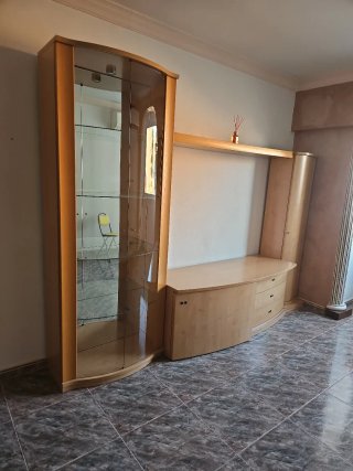 Mueble de comedor de madera y cristal