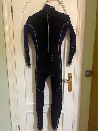 Traje de buceo negro y azul