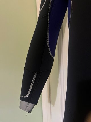 Traje de buceo negro y azul