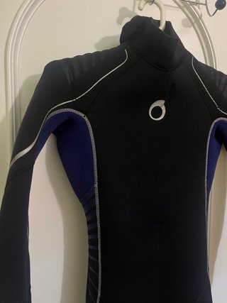 Traje de buceo negro y azul
