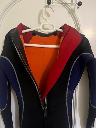 Traje de buceo negro y azul