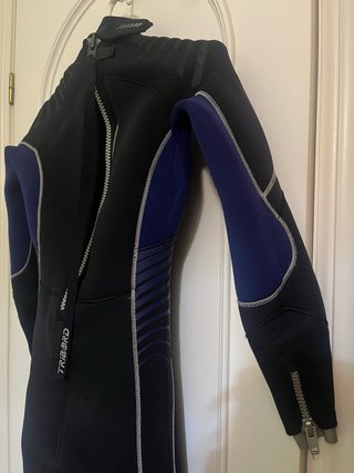 Traje de buceo negro y azul