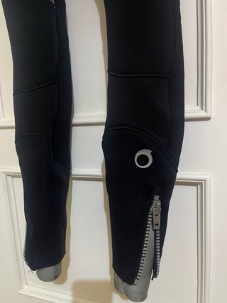 Traje de buceo negro y azul