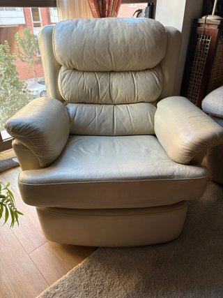 Butaca relax piel beige con reposapiés