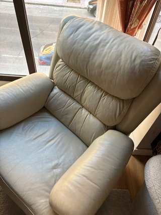 Butaca relax piel beige con reposapiés
