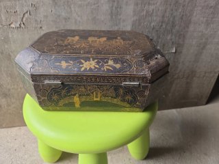 Caja china lacada negra con detalles dorados